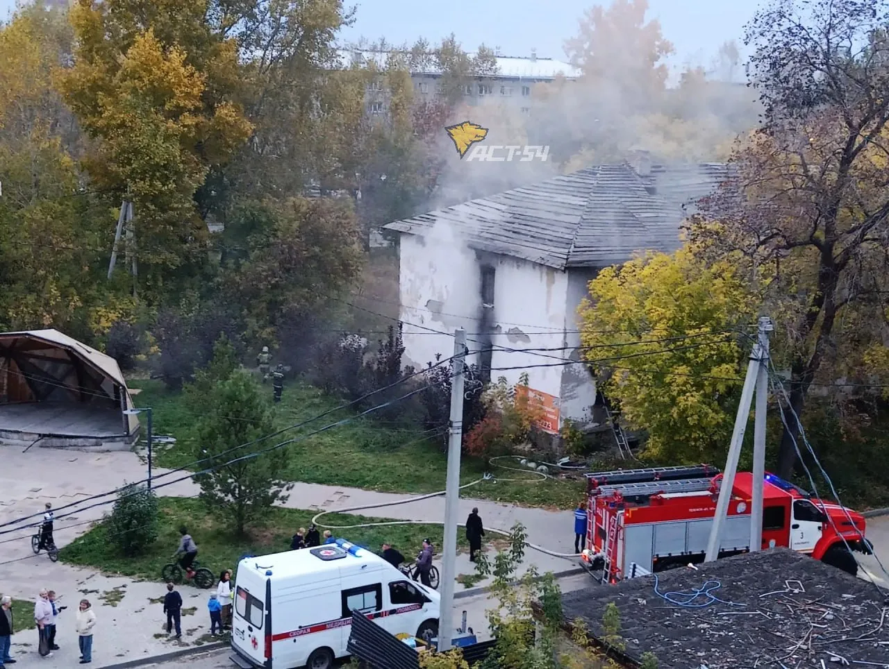 🚒 Двухэтажное здание загорелось по адресу улица Грибоедова, 147