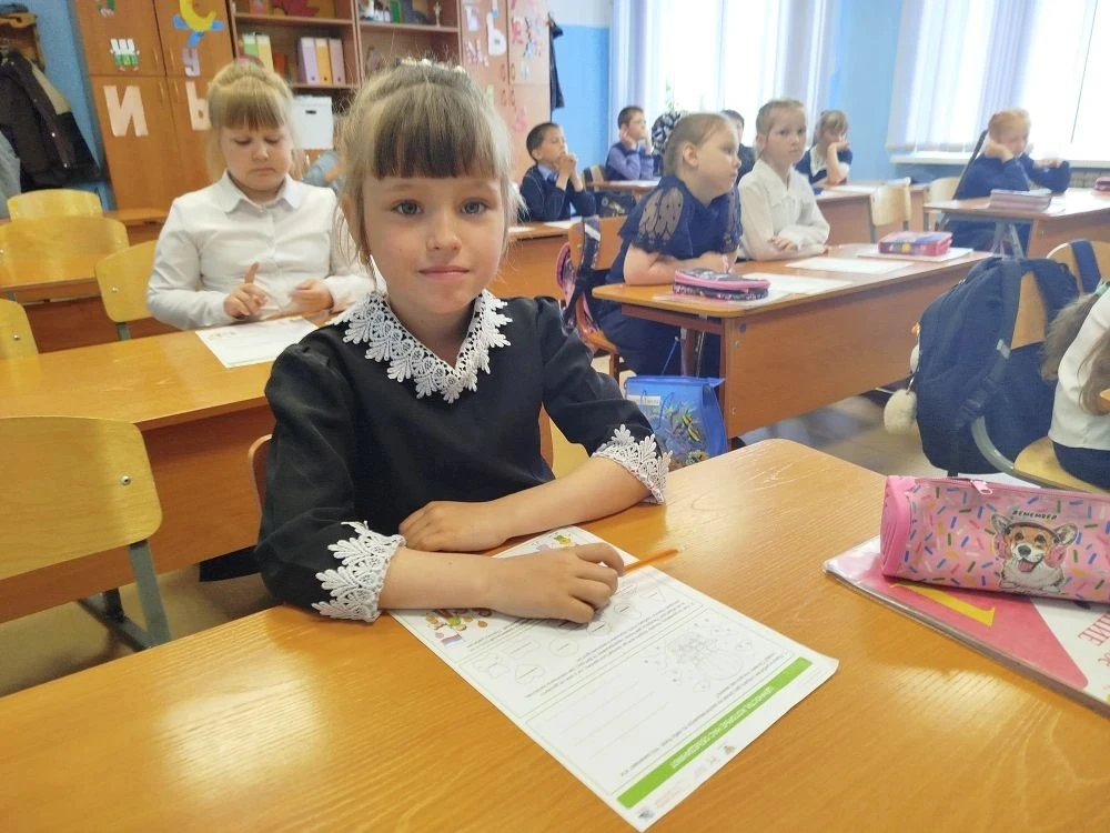 Утро понедельника по традиции началось с линейки, выноса флагов и исполнения гимна Росс...