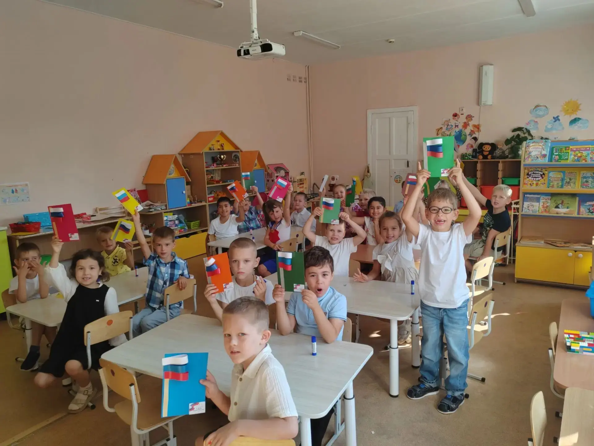 В группе «Колокольчики» прошёл мастер-класс по изготовлению открытки, приуроченный к пр...