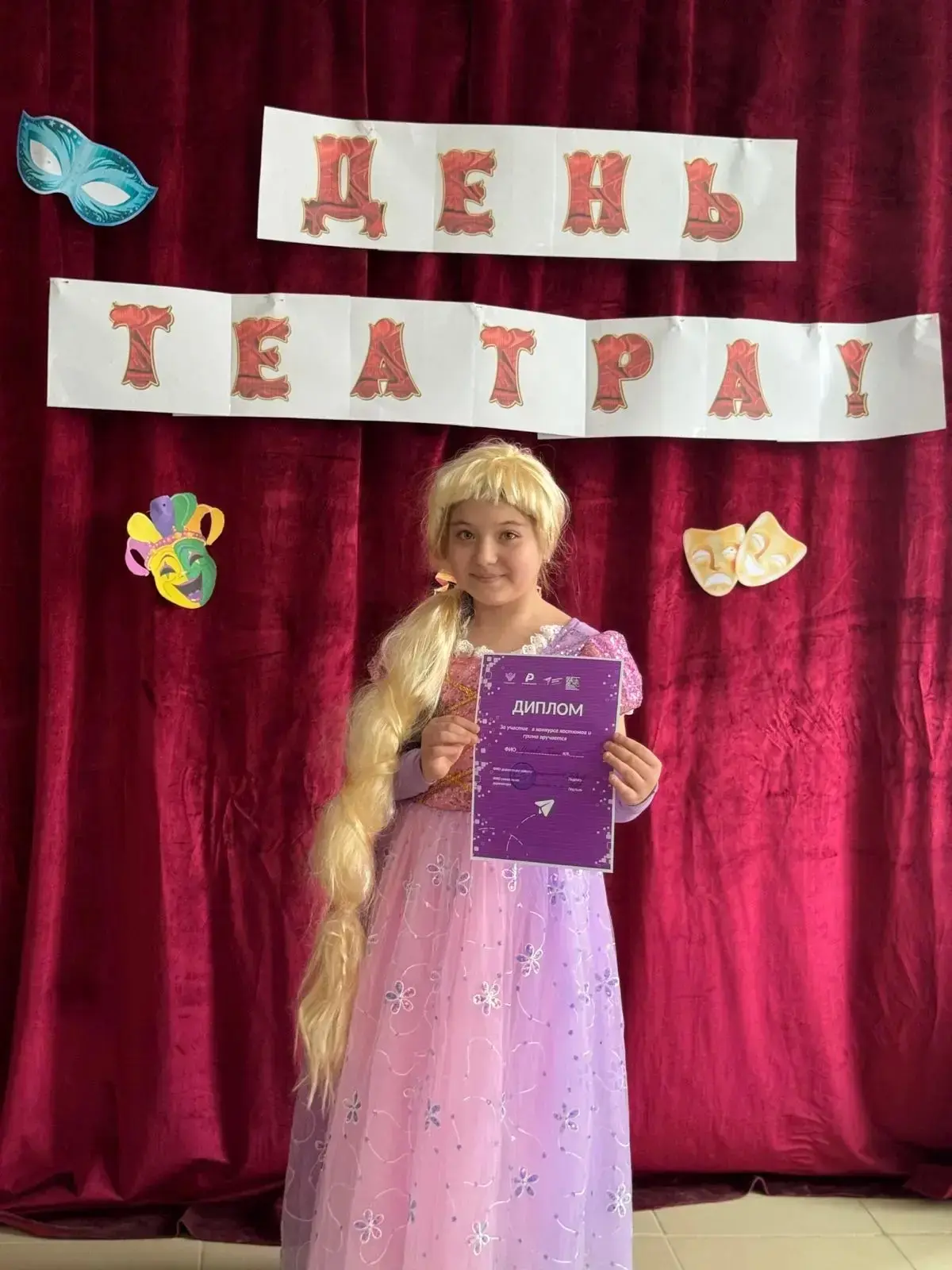 🎉 День театра: Конкурс костюмов зажёг яркие огни! 🎉 В рамках празднования Дня театра наш школьный те