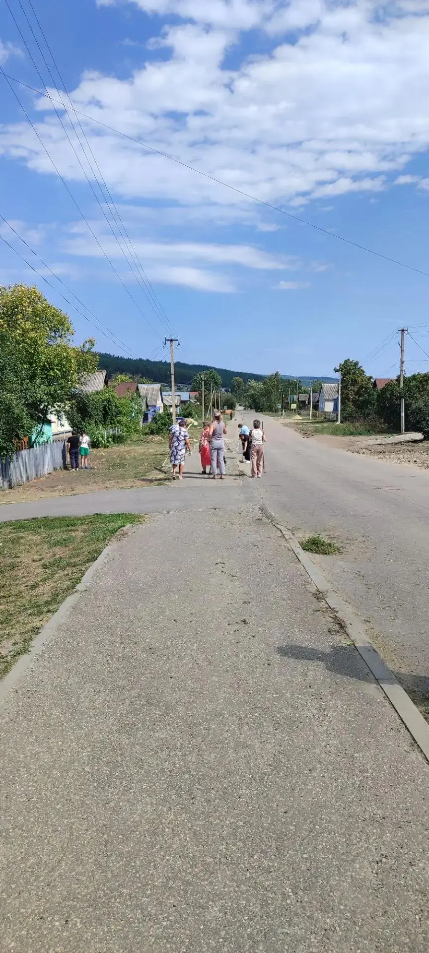 Сегодня коллектив Балтайской районной больницы вышел на субботник. На закрепленной терр...
