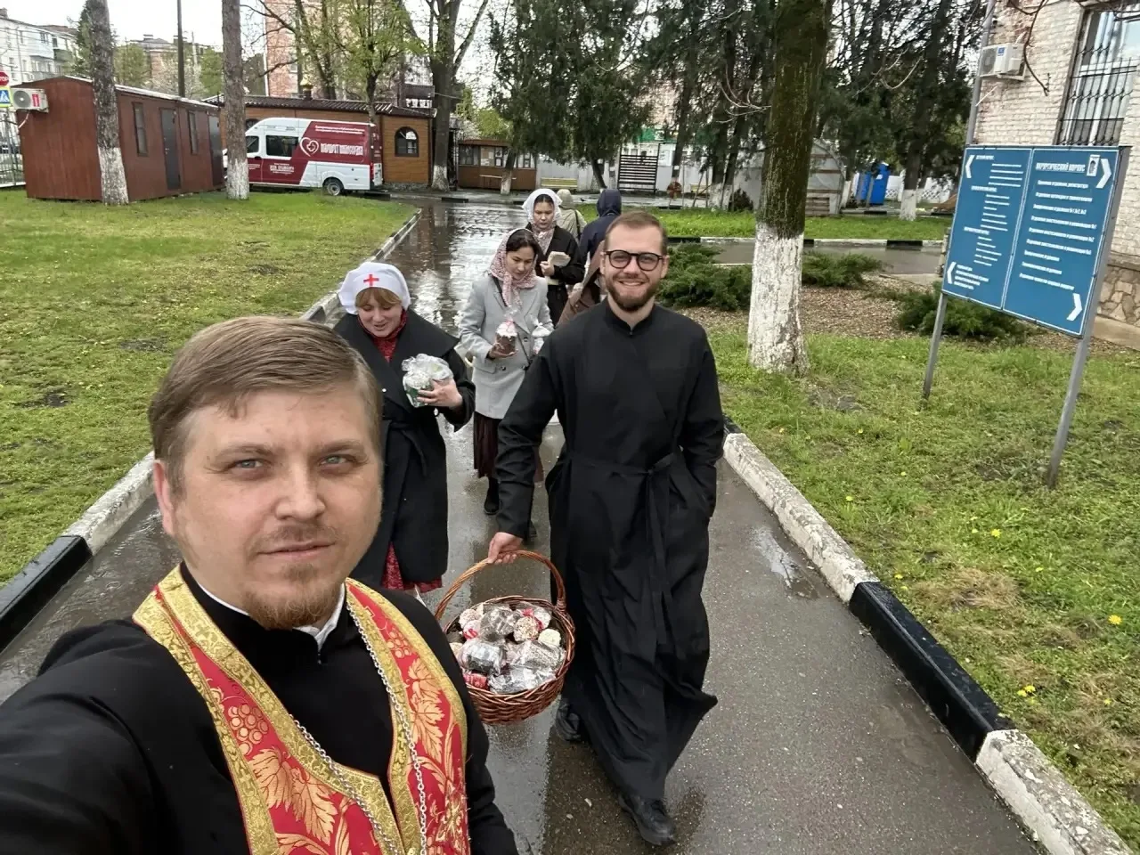 МОЛОДЕЖКА КАЗАНСКОГО ХРАМА ПОСЕТИЛА ПАЦИЕНТОВ БОЛЬНИЦЫ СКОРОЙ ПОМОЩИ