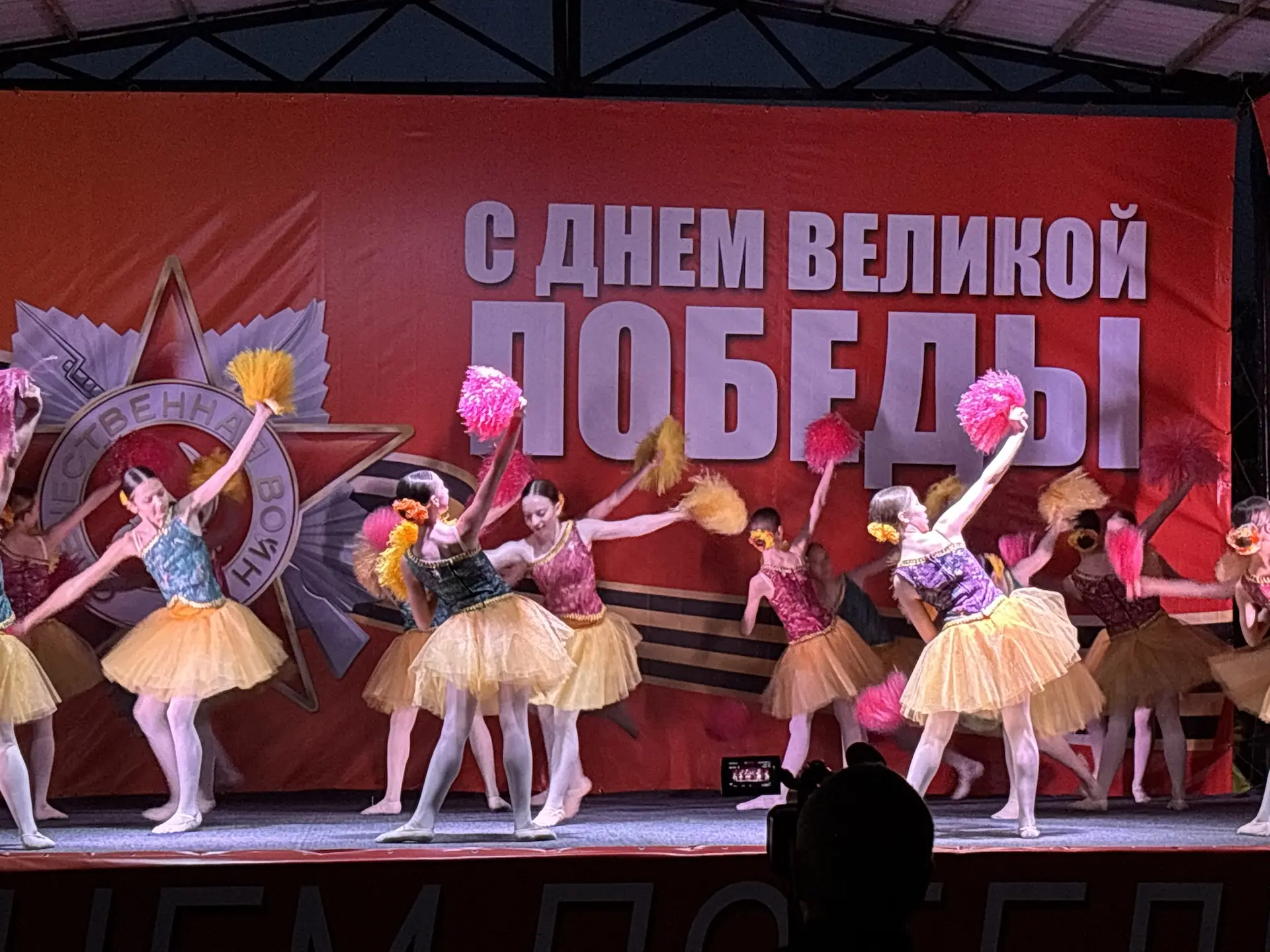 Праздничный концерт ко Дню Победы прошёл на площади «Центральная»!  ⭐️ В честь 9 Мая звучали песни в