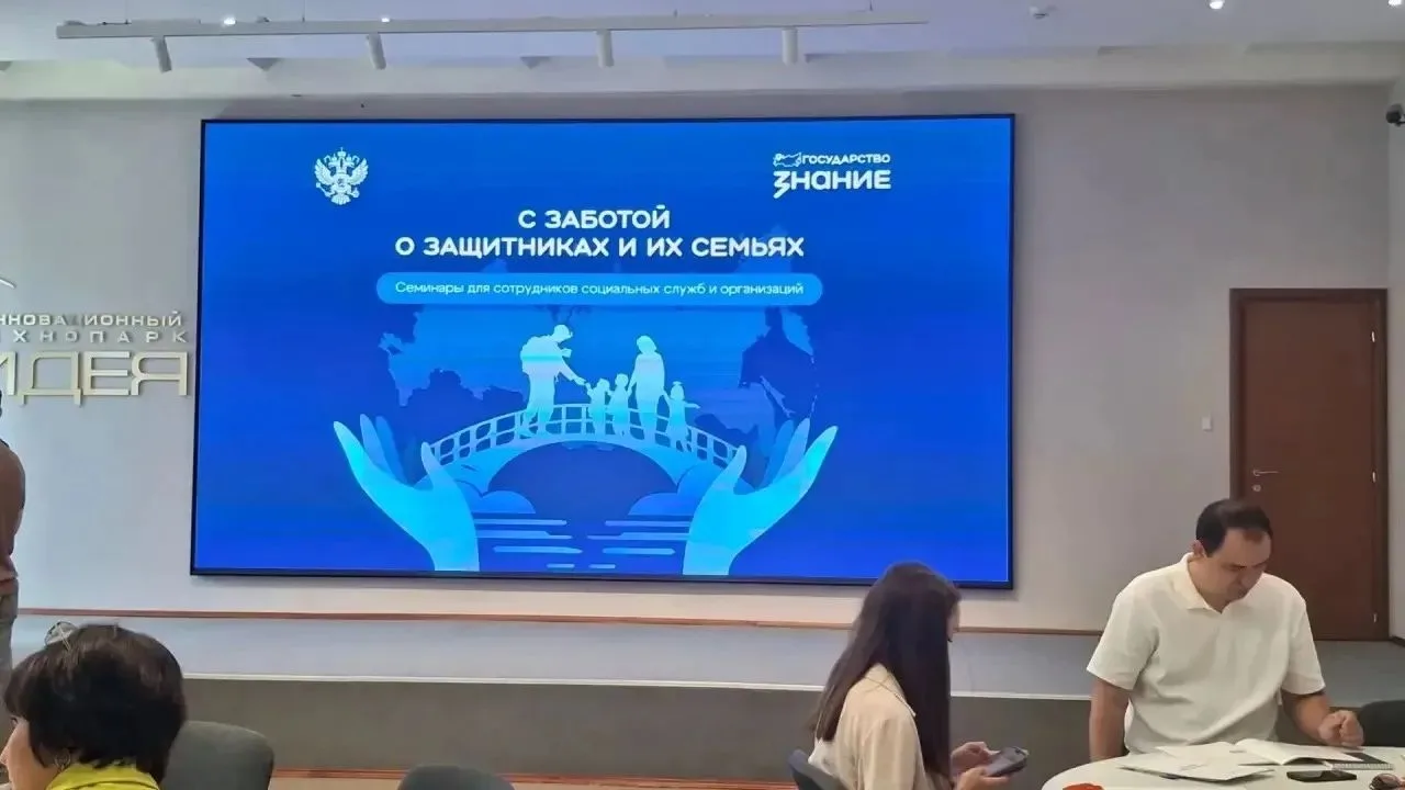 Специалист по работе с семьёй Алина Рафиловна Хайрутдинова отделения социальной помощи семье и детям