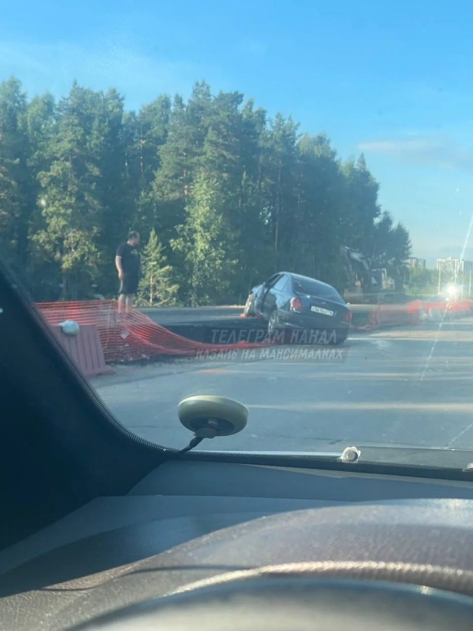 🤯 По дороге в Боровое Матюшино водитель въехал в асфальт, который там укладывают. Ранее этот участо