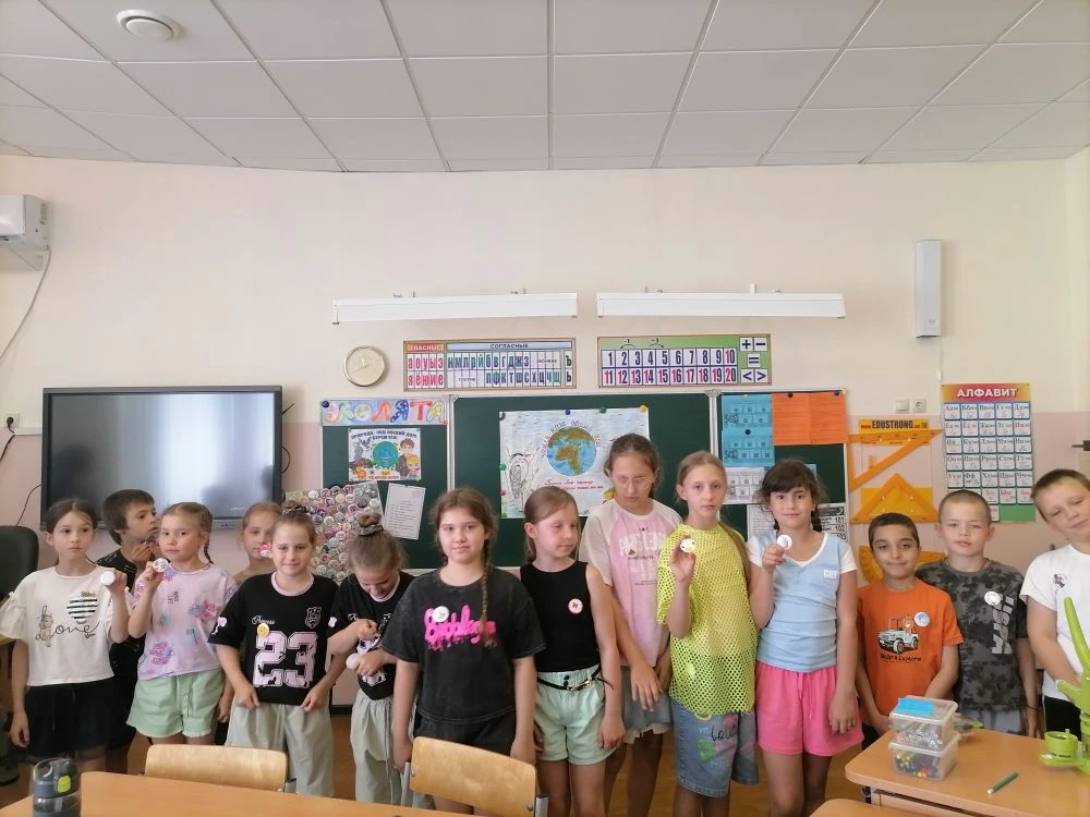 В 4 отряде прошёл мастер-класс "Забавные значки", на котором ребята сами нарисовали эскиз своего зна
