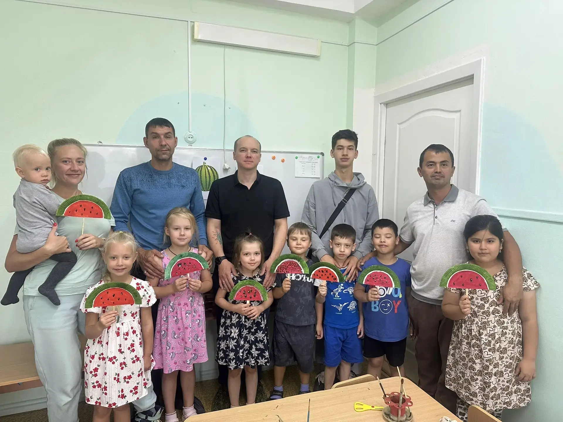 🍉 Арбузное лето у «Совушек»: мастерим веера вместе с родителями!