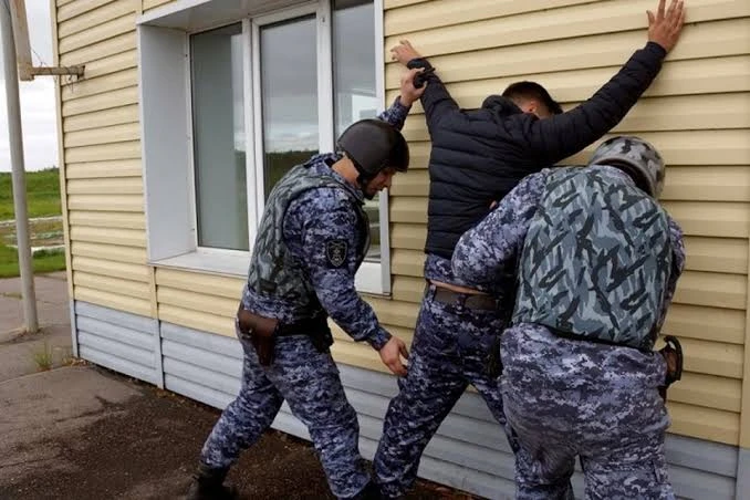 В Находке задержали мужчину, который очень старался быть незаметным. Не вышло.