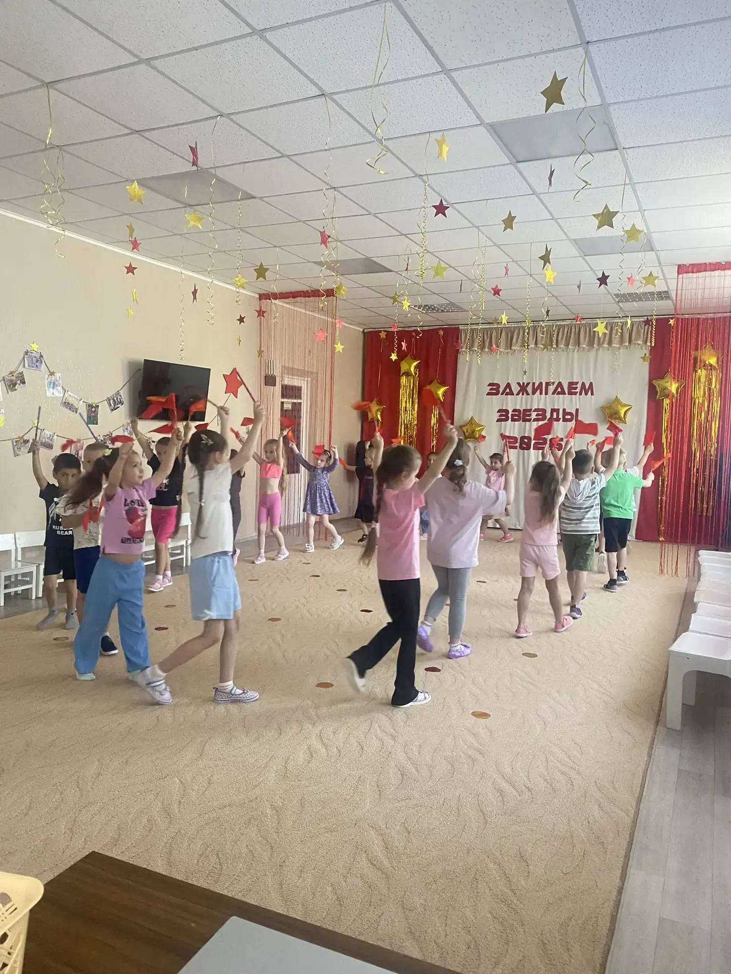 Согласно летнему плану каждое утро наших ребятишек начинается с зарядки. А как иначе? В...