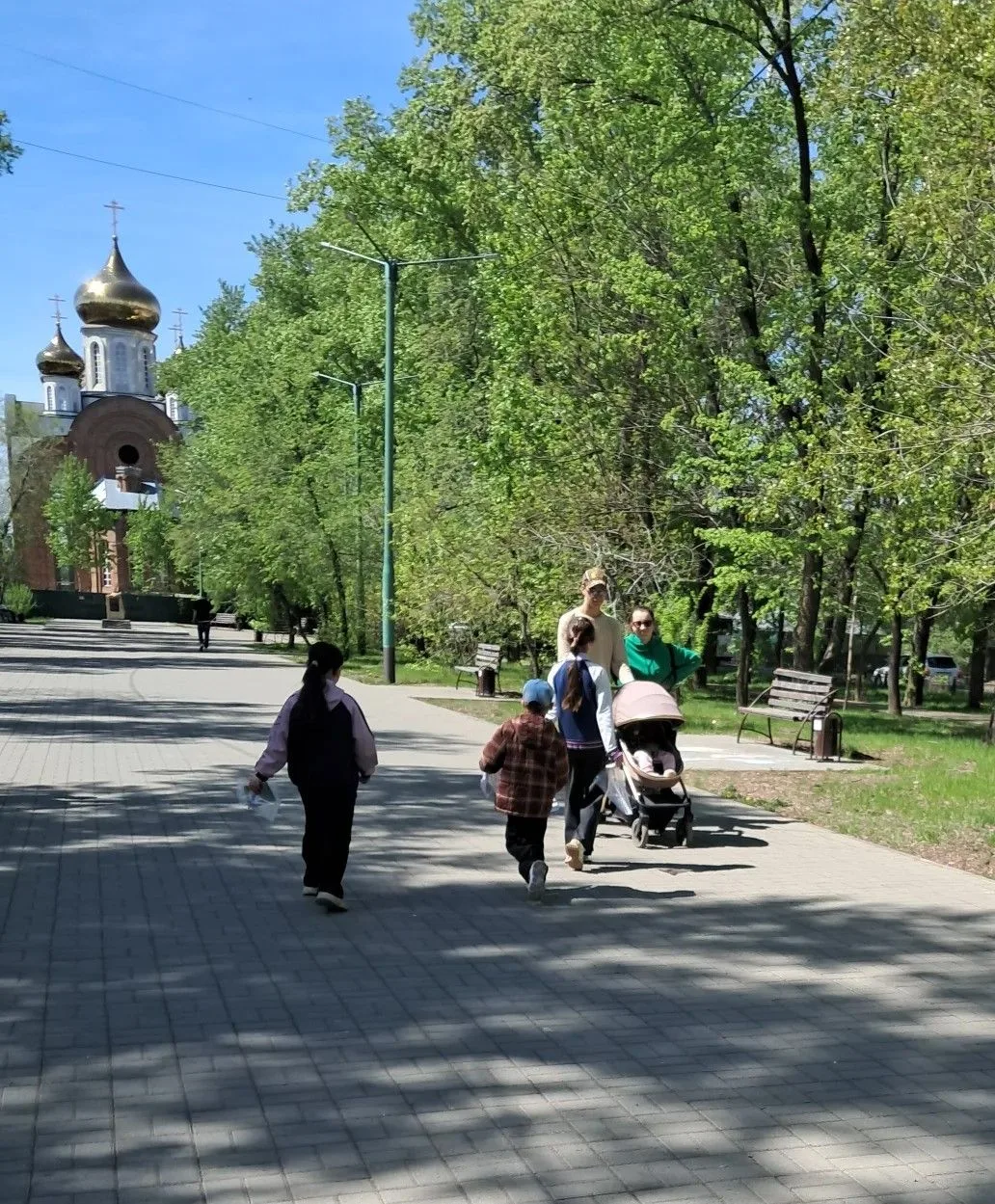 🇷🇺 Ученики младших классов вышли на прогулку с самой важной миссией — дарить тепло и память. Ребята 