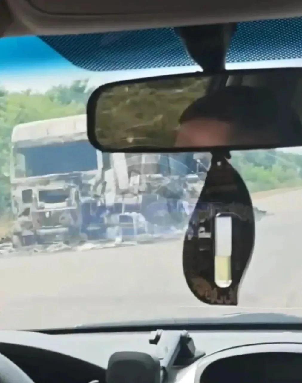 ❗️ В Сети публикуют кадры грузовика, который сгорел в результате подрыва на минах на трассе Рыльск —