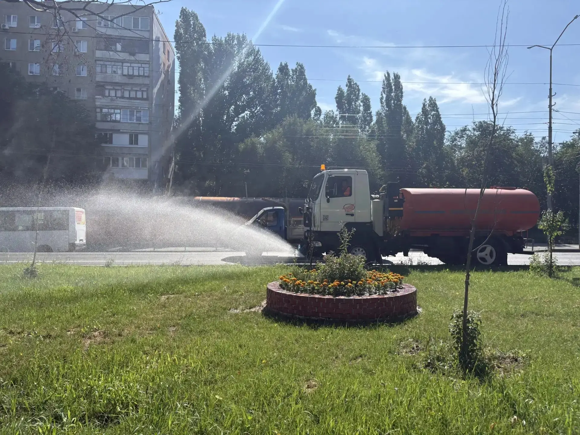 Мероприятия по благоустройству продолжаются. 

В районе в круглосуточном режиме ведутся мероприятия 