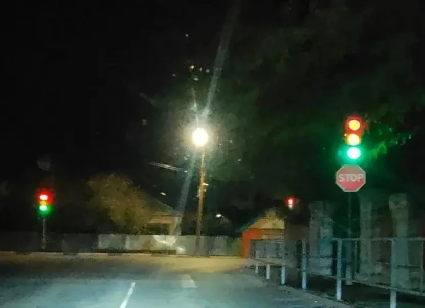 🚦Светофор у госпиталя не определился с цветами и показывает все три сразу