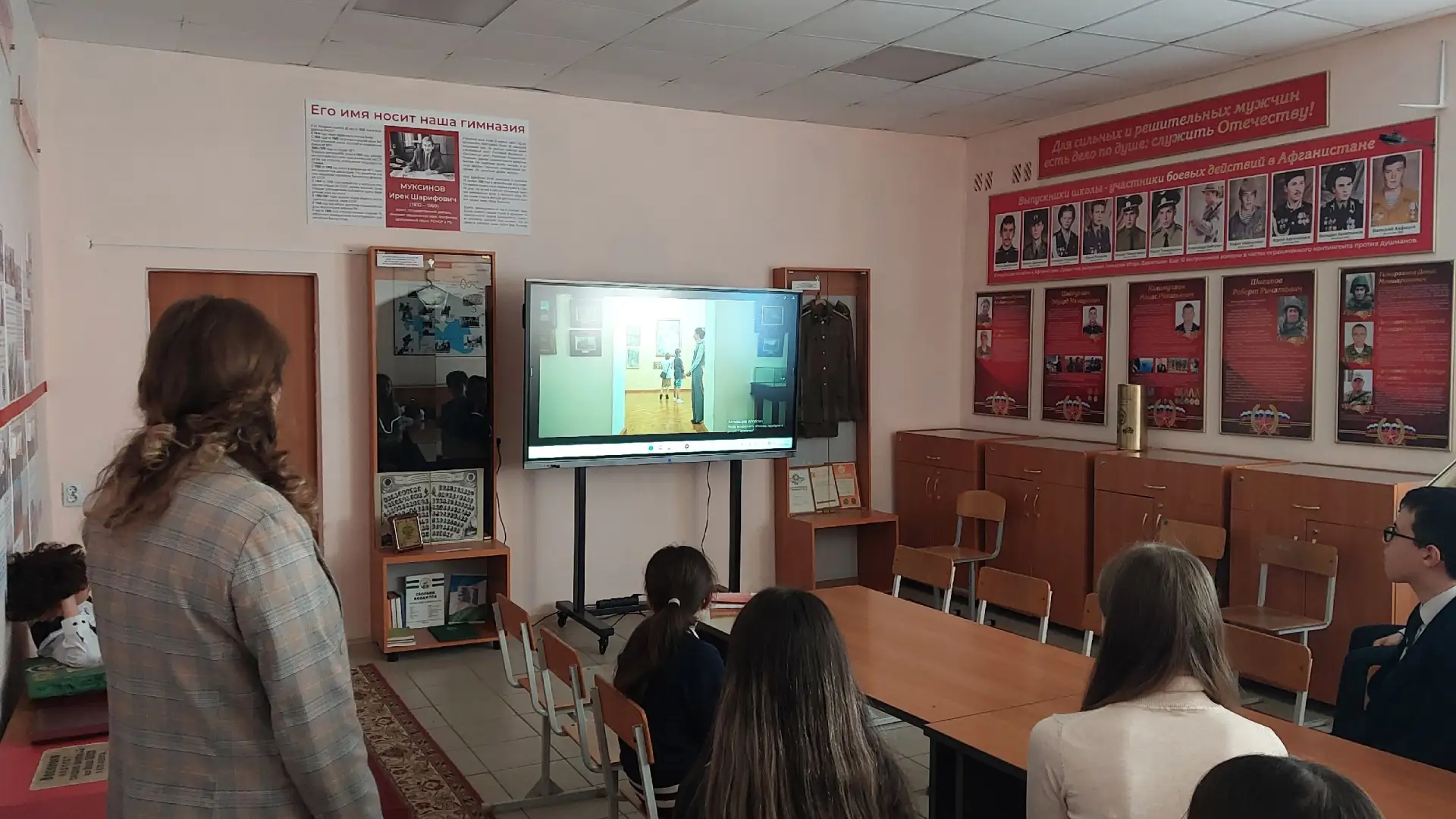 Советниками директора по воспитанию был организован просмотр фильма «Две девушки и скейтбордисты» 🛹 