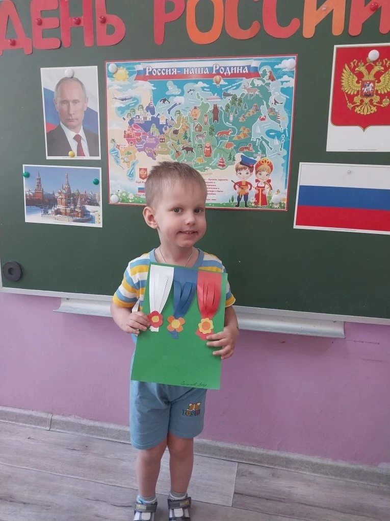 Нам праздники для радости даны,                   
 Мы знаем их немало, самых разных,               