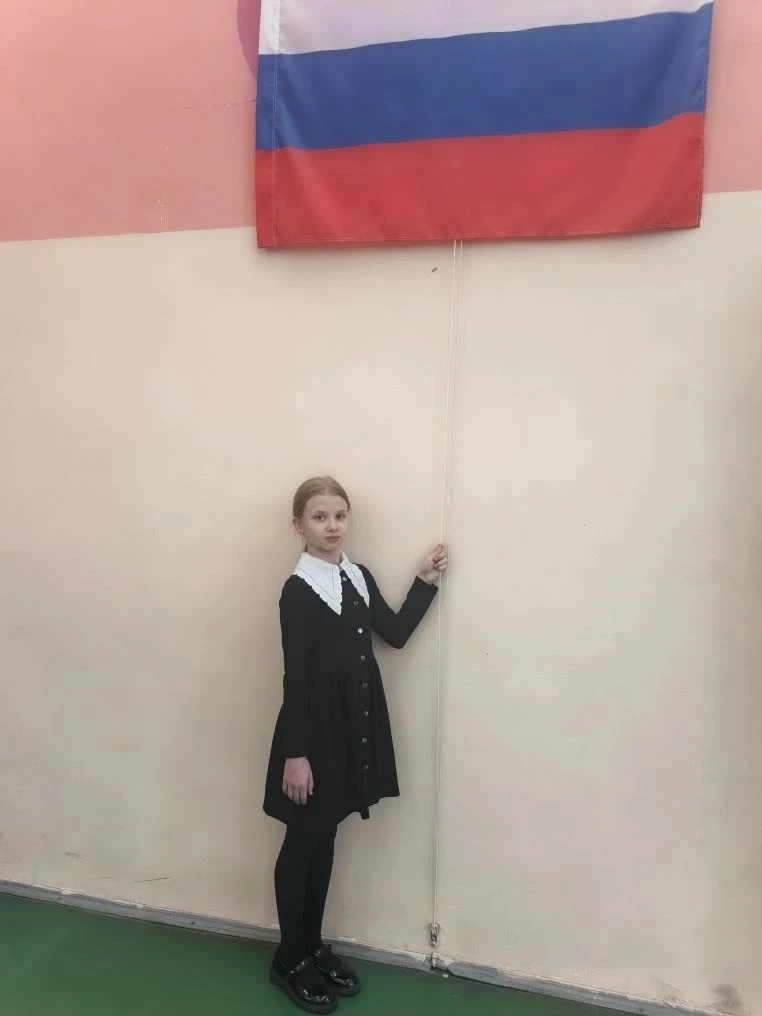 📢 РАЗГОВОРЫ О ВАЖНОМ  🇷🇺 Новая учебная неделя в нашей школе началась с торжественной линейки, поднят