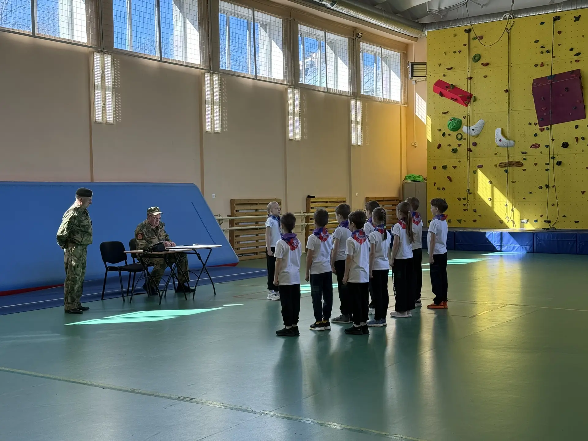 Сегодня «Орлята» 2а и 2б классов нашей школы приняли участие в муниципальном этапе военно‑патриотиче