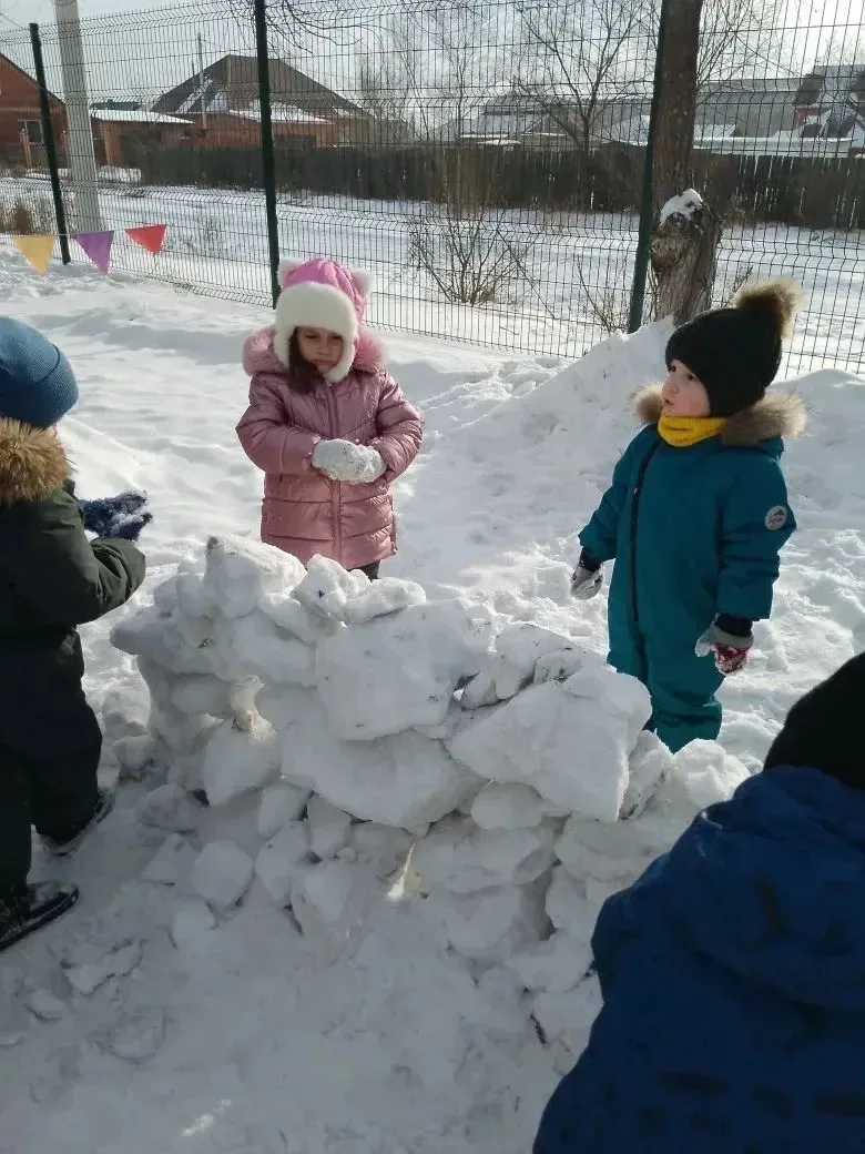 📣Сегодня для прогулки погода просто замечательная!!! 👶Ребята группы "Рябинки" преврат...