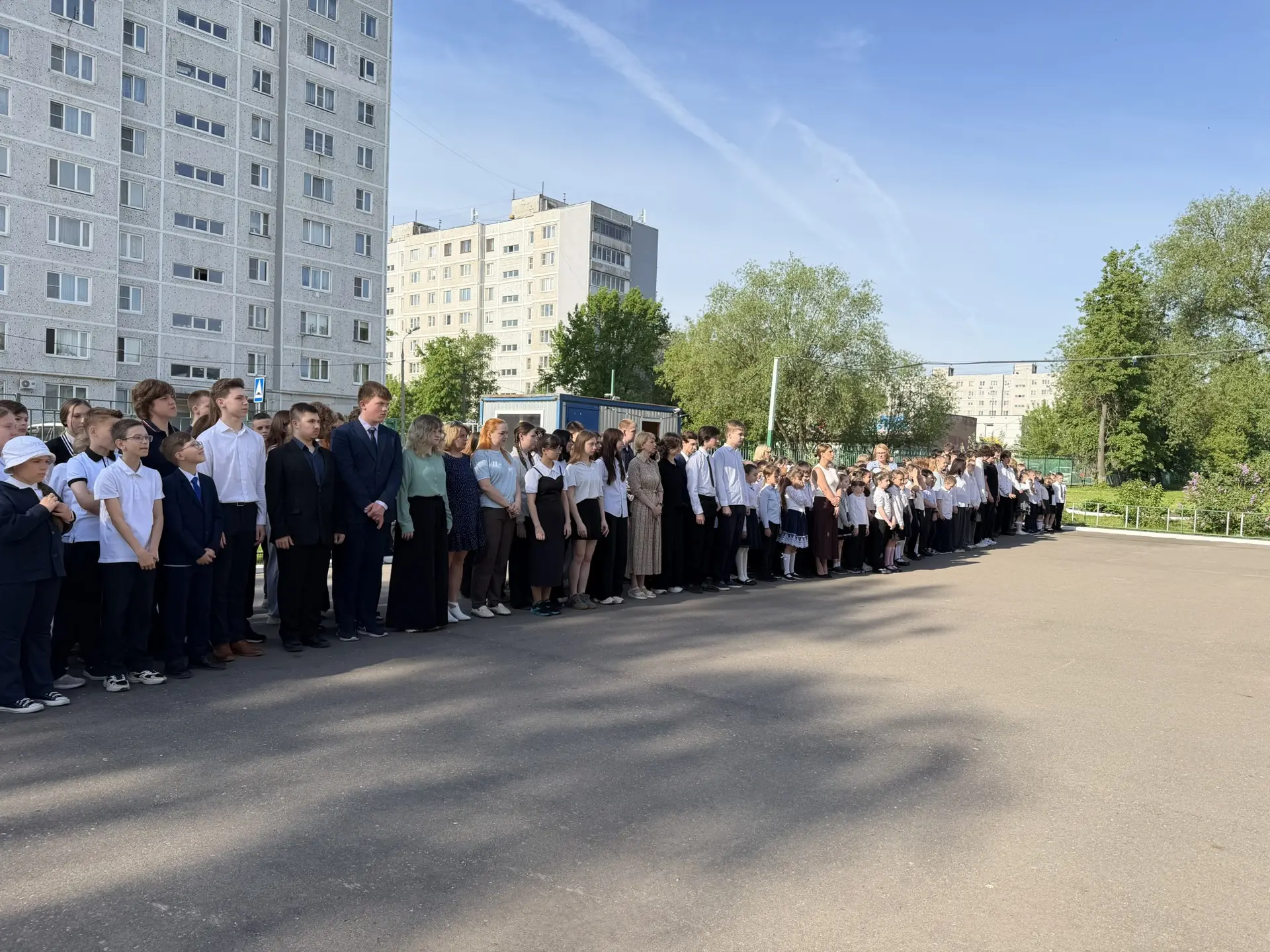 🇷🇺ТОРЖЕСТВЕННАЯ ЛИНЕЙКА🇷🇺  Учебная неделя традиционно начинается с выноса государственных флагов и и