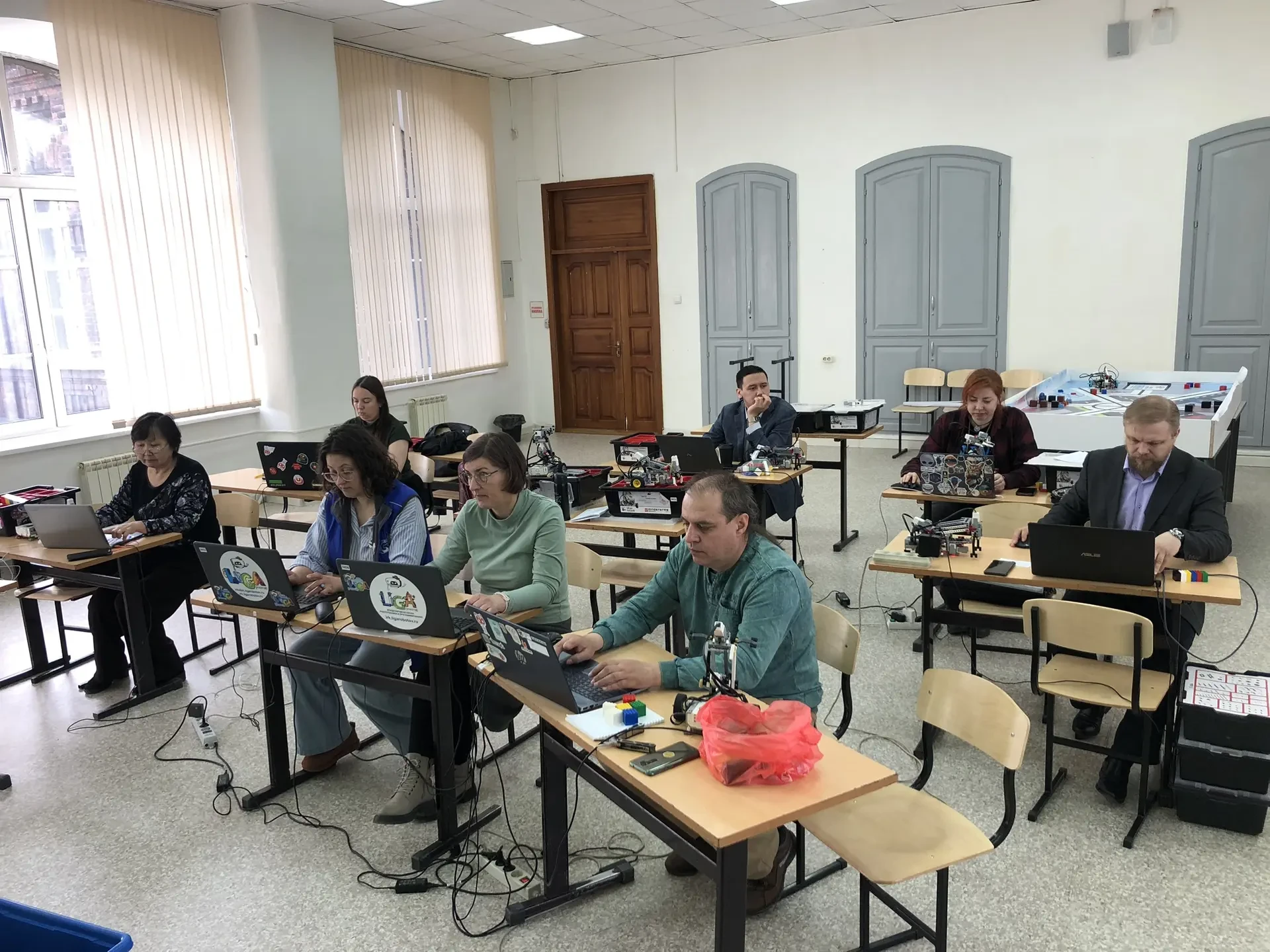 МЕЖРЕГИОНАЛЬНЫЕ КУРСЫ ПО РОБОТОТЕХНИКЕ  Педагогом высшей квалификации, победителем Республиканского 