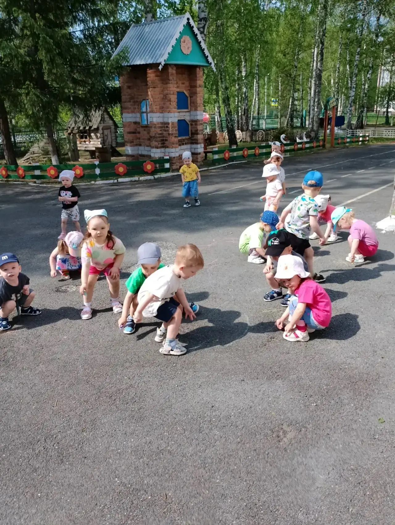 Рисунки на асфальте мелками,один из самых искренних символов -  детства.
Малыш с восторгом водит мел