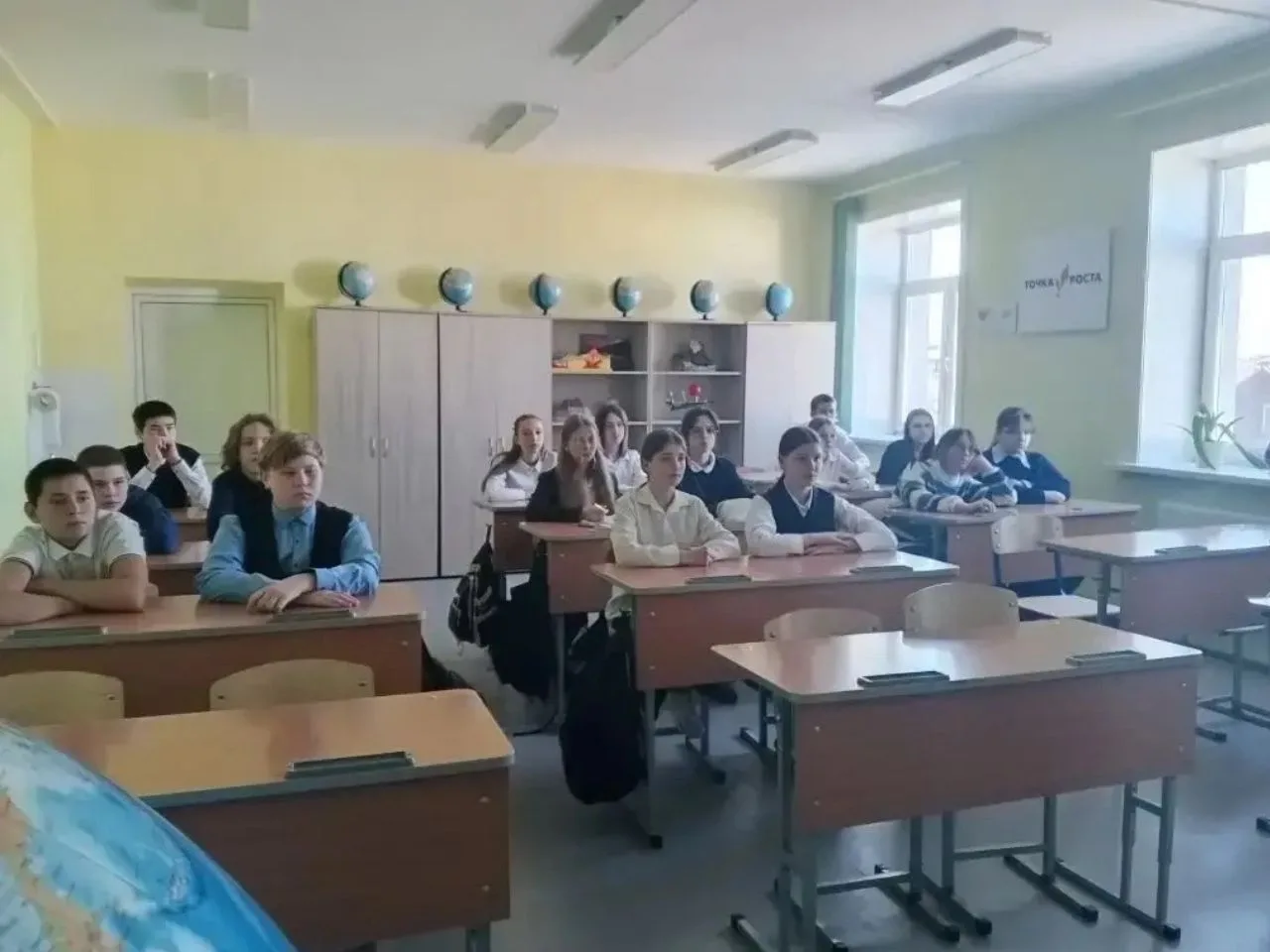 В нашей школе прошел просмотр фильма. Вместе с учащимися мы посмотрели фильм «Красные ленты» — пронз