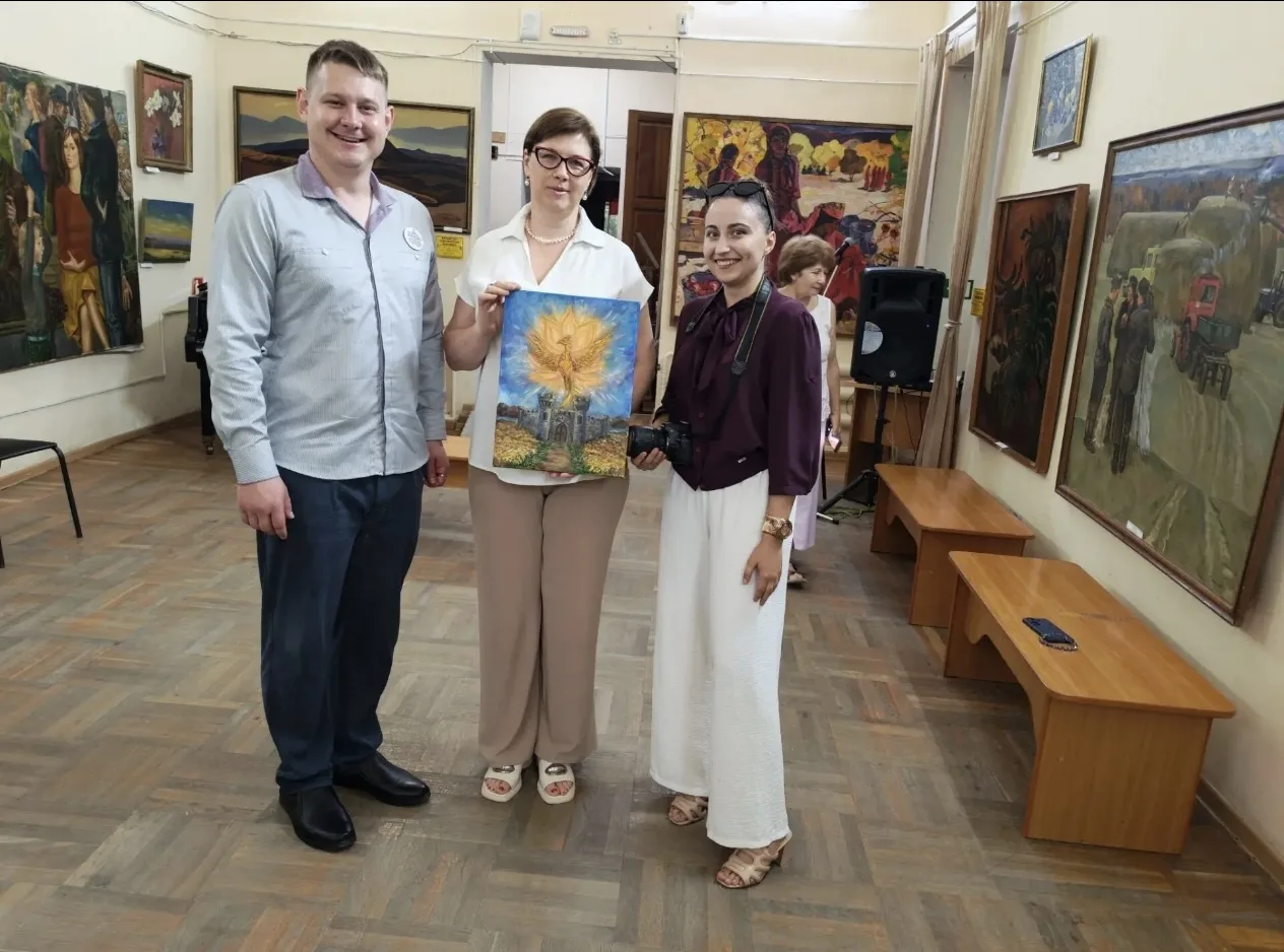 🎉 Подарок с душой: художница Вероника Самбурова пополнила фонды Шахтинского краеведчес...