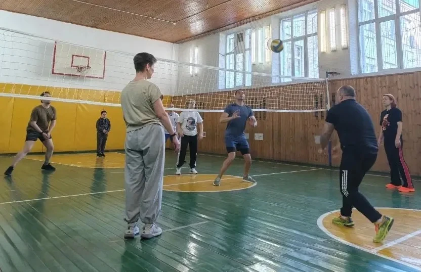 ВОЛЕЙБОЛ НА КАНИКУЛАХ🏐  🤾 Сегодня в нашей школе состоялся турнир по волейболу среди педагогов и роди