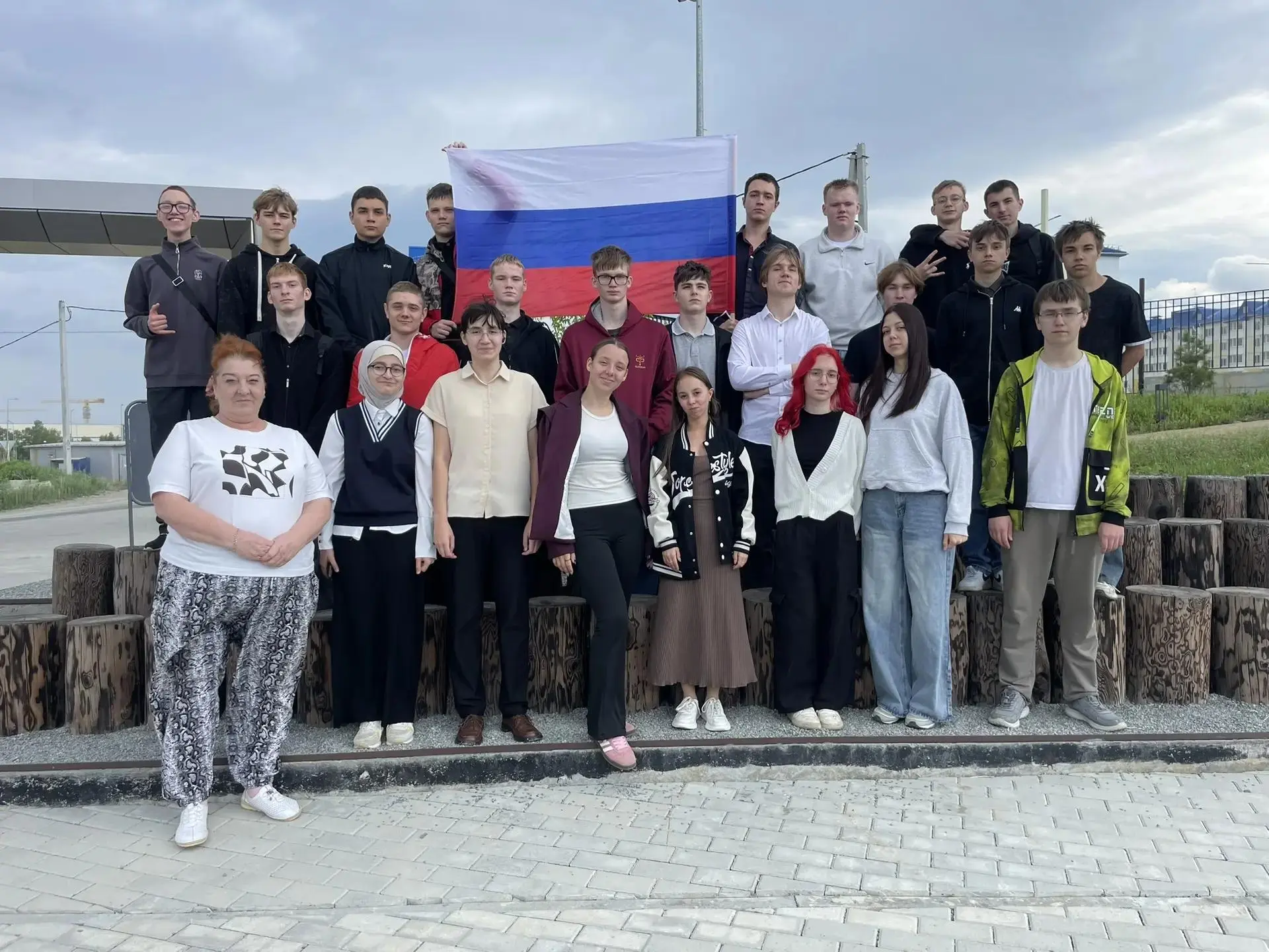 🇷🇺 В Дальневосточном судостроительном колледже прошла Всероссийская акция «Флаги России», приуроче