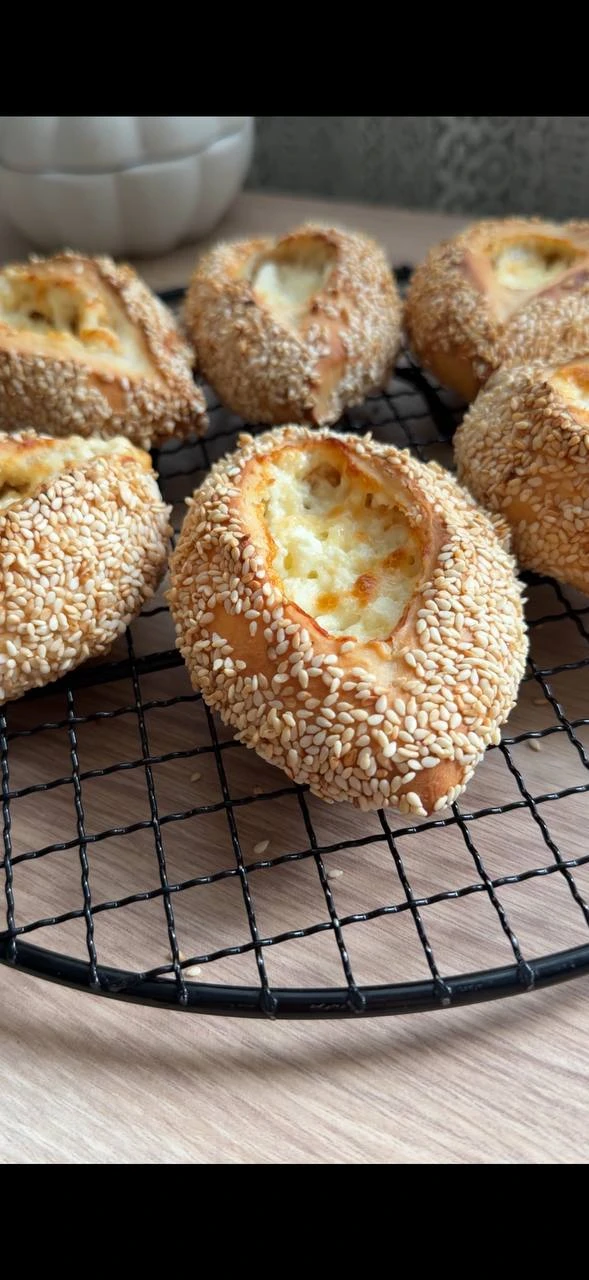 Пирожки с сыром и творогом 

Яйца - 2 шт
Соль - 1/2 ч.л. 
Сахар - 1-2 ст.л. 
Йогурт - 170 г
Масло ра