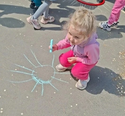 🖍️ Рисунки на асфальте: не просто баловство, а огромная польза

Многие думают, что рисовать мелом —