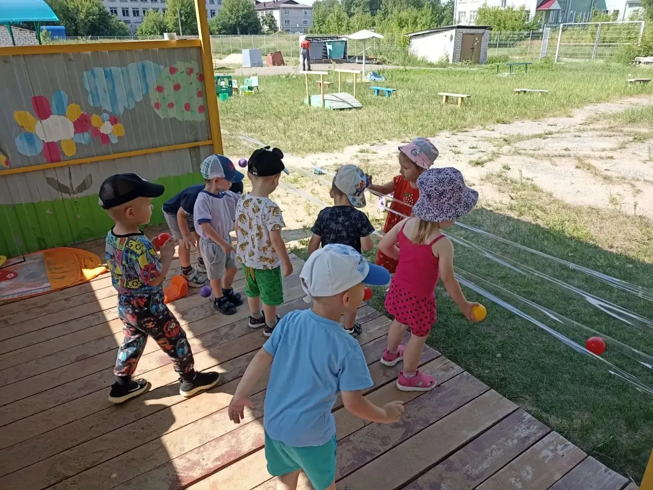 Прогулка -неотъемлемая часть в детском саду .
Подвижная игра на улице  «Попади в цель» с использован