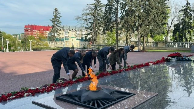 Накануне Дня Победы сотрудники Управления возложили цветы к памятным мемориалам