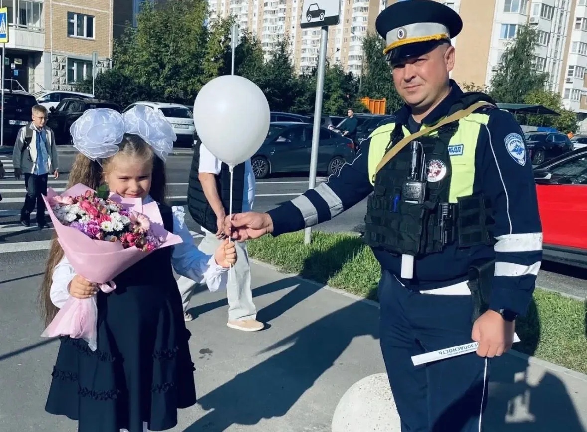 Госавтоинспекция Москвы поздравляет с Днём знаний и напоминает о безопасности на дорога...