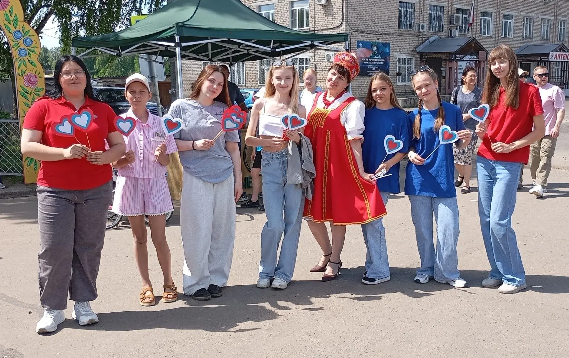 12 июня 2026 года волонтеры МУ «Импульс» провели патриотическую акцию "Ленточка Триколор", приурочен
