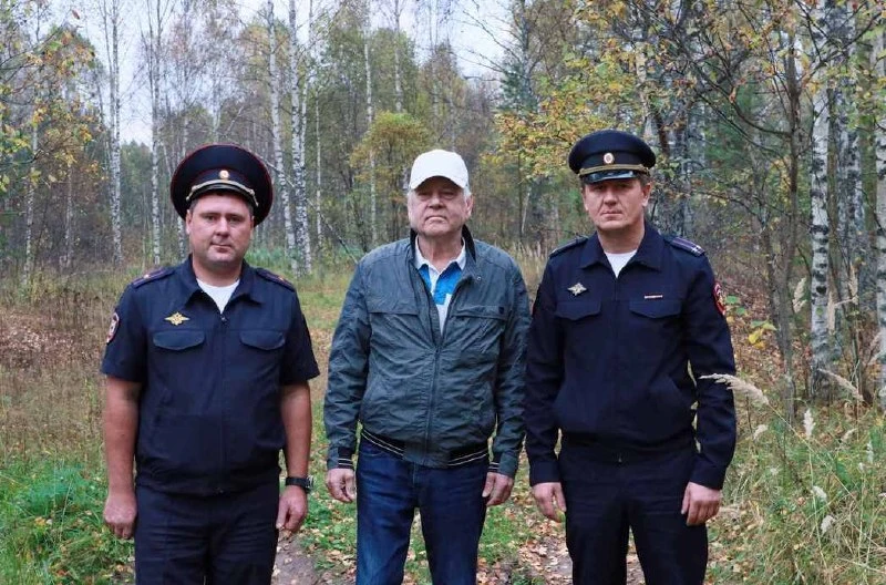 Полицейские спасли грибника из лесной западни