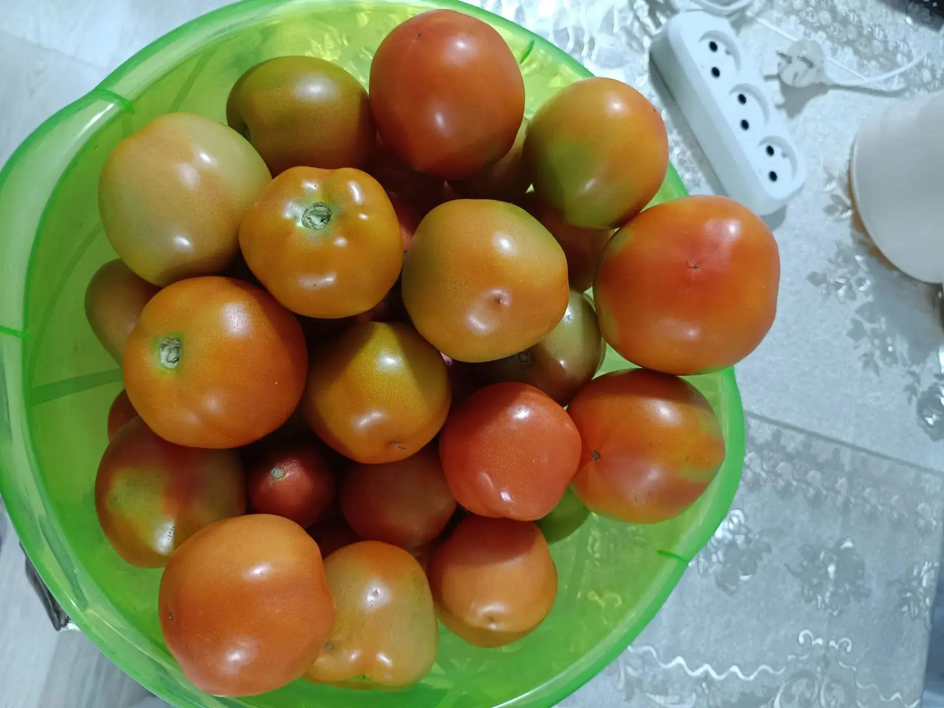 Продам средние, сладкие помидоры, цена 300 руб./кг. Самовывоз район ул. Трактовая или с...