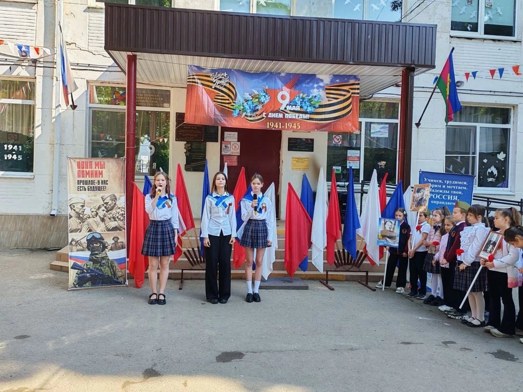 📸 Сегодня для наших первоклассников прошла торжественная линейка, посвящённая Дню Победы и памяти ге