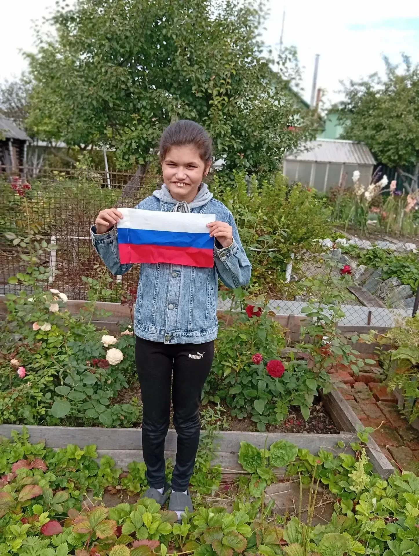 Храмкова Анастасия, ученица 8 «Б» класса, участвует во всероссийской акции «Поднять флаг»