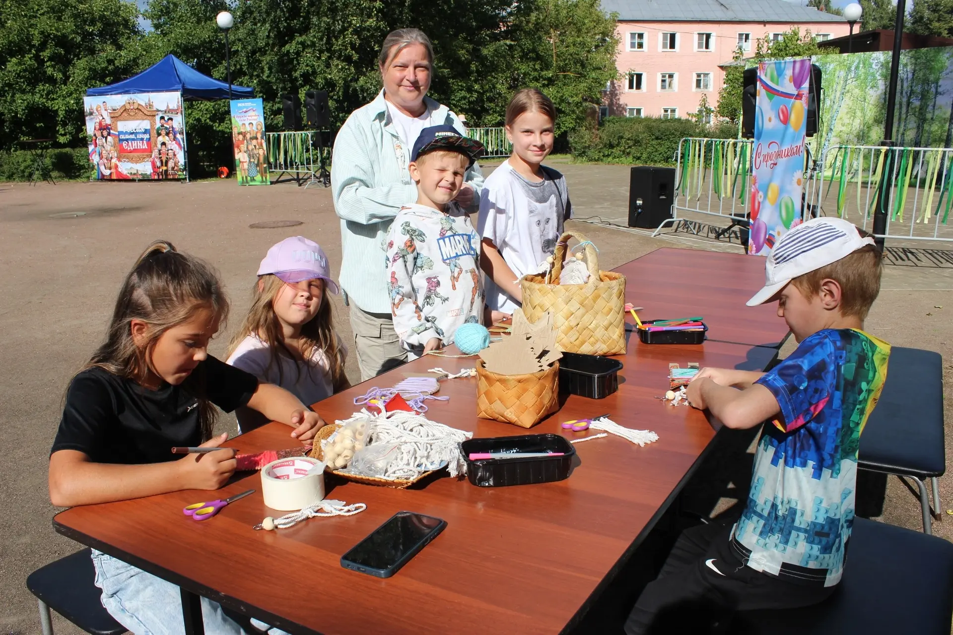 🎉 В честь Дня посёлка и в рамках мероприятий Года единства народов России прошёл масте...