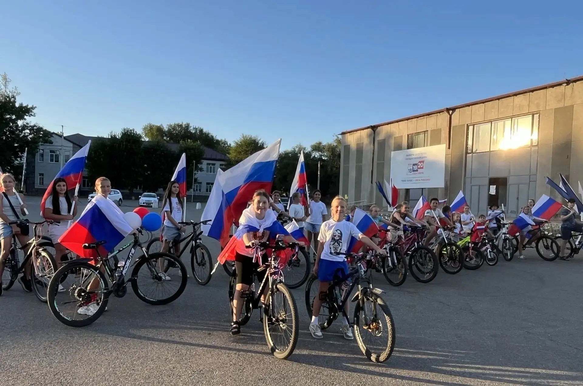 Старомарьевцы сделали броши в и проехали с флагами по центральной площади села