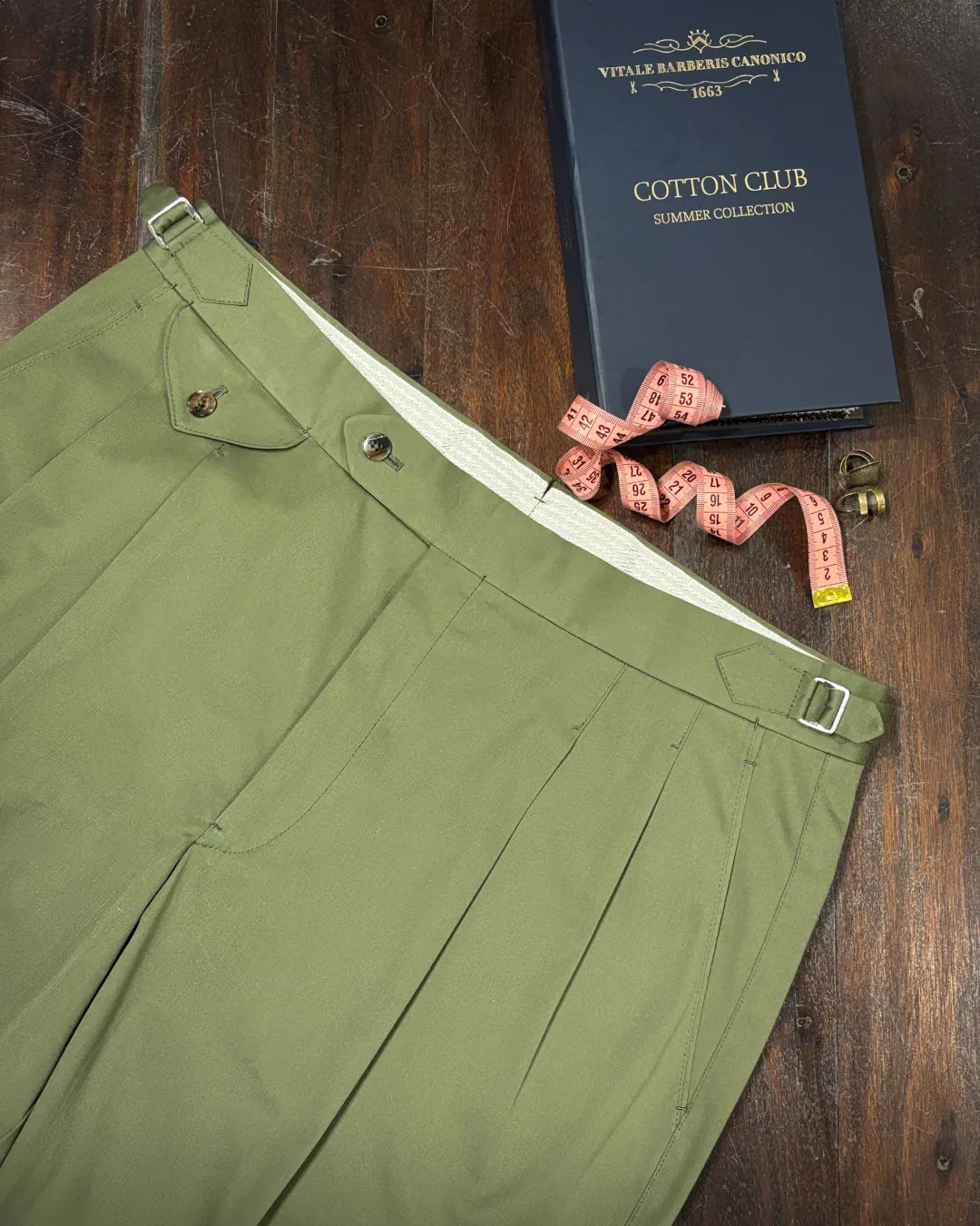 Свободные непарные брюки из летней коллекции хлопка Cotton Club от Vitale Barberis Cano...