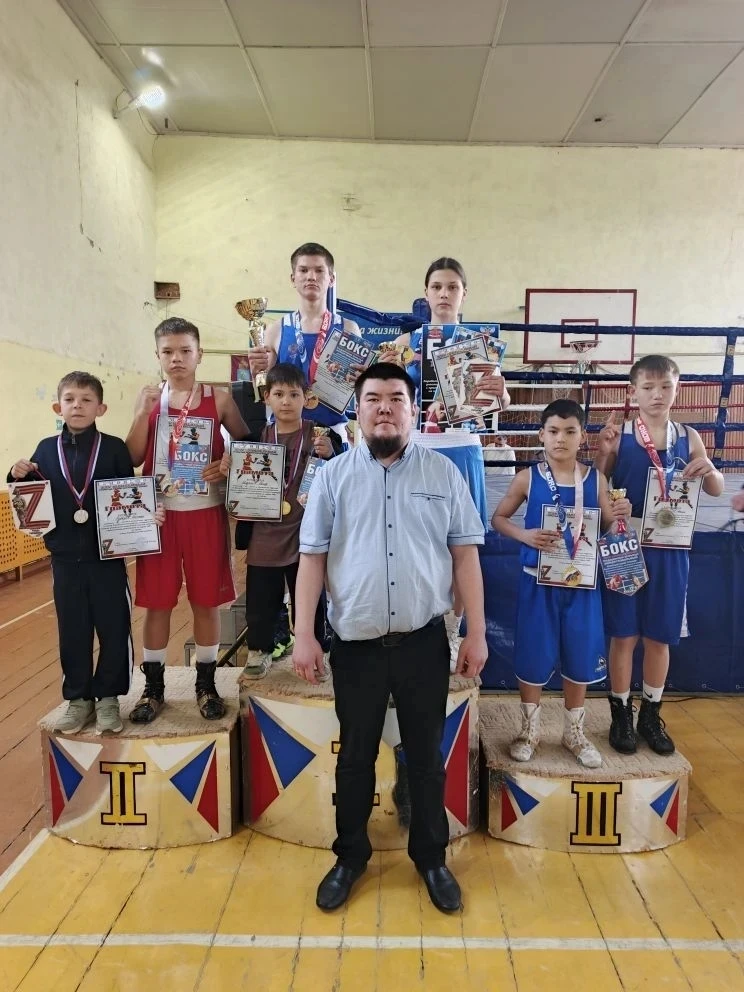 Участники секции бокса привезли в школу кубок и медали🥇🥈