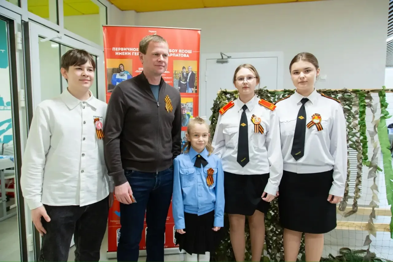Невероятная атмосфера царит на благотворительном марафоне «СВОИ» в Арктическом лицее.   Различные ма