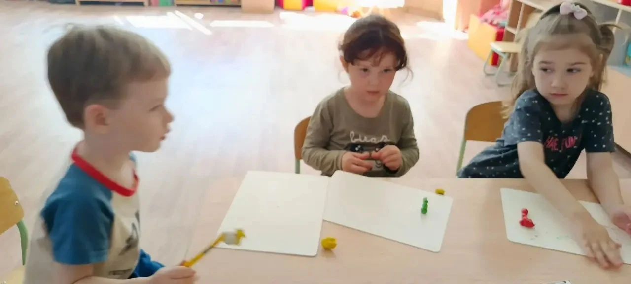 Сегодня мы с детьми создали ярких гусениц из пластилина! 🎨 Каждый ребенок выбрал свой цвет и форму,