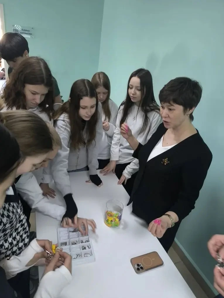 Десятиклассники провели познавательную викторину, которая позволила ученикам 7 и 8 классов 📖проверит