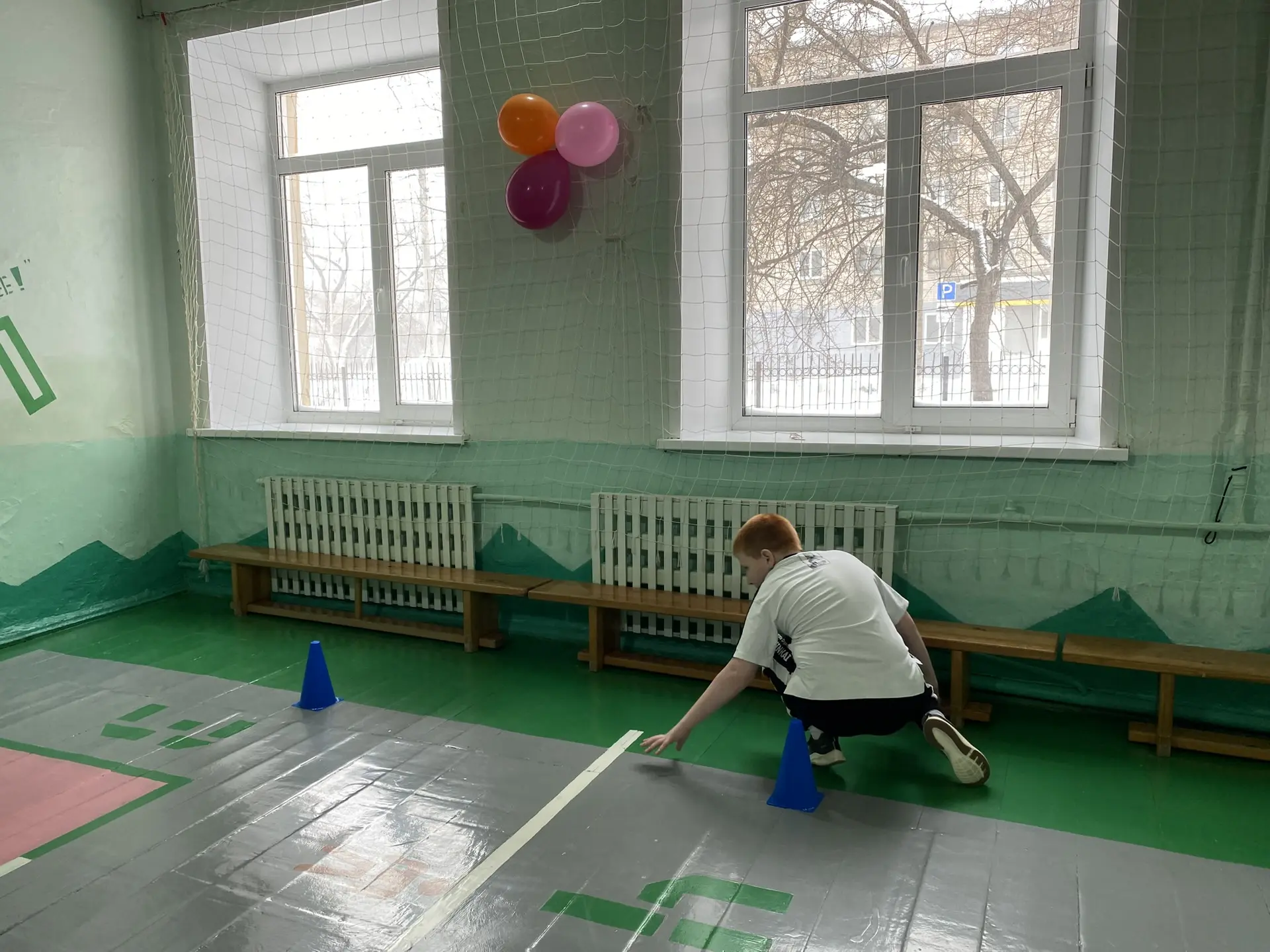 Дети, занимающиеся скалолазанием, часто сталкиваются с задачей развить хорошую координацию движений.