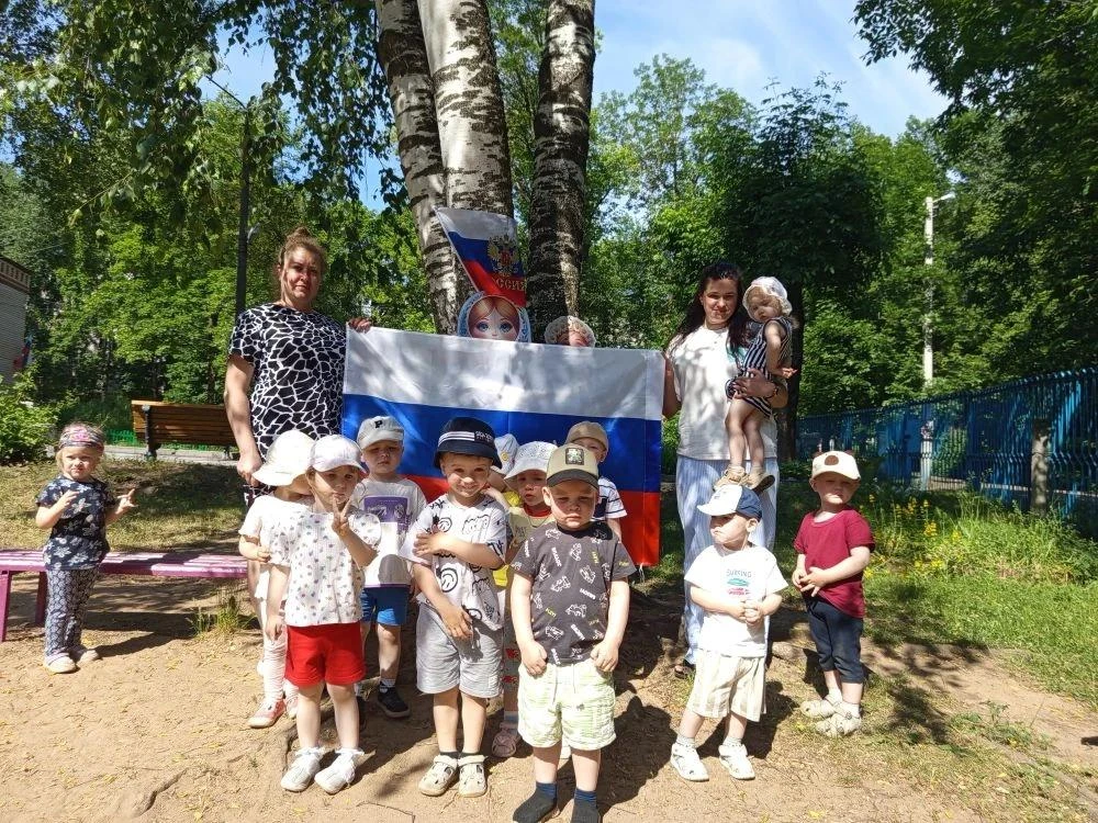 В ясельной группе детского сада прошел тематический праздник, приуроченный к Дню России. Главным укр