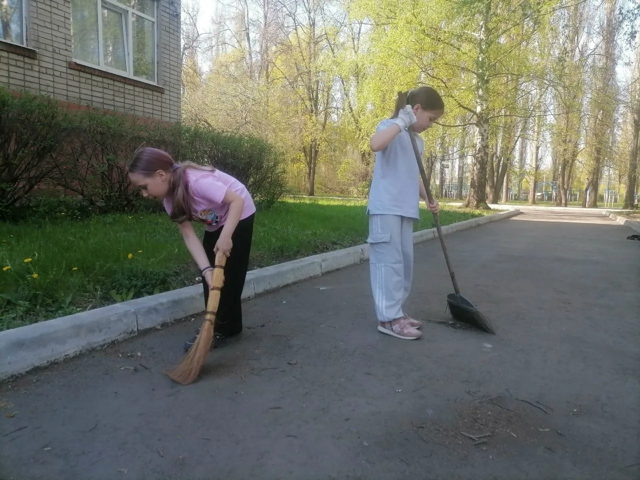 2 А класс в деле#уборкашкольнойтерриритории_школа14 #субботник_школа14