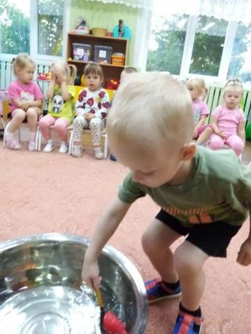 В тазиках плещутся ладошки малышей,